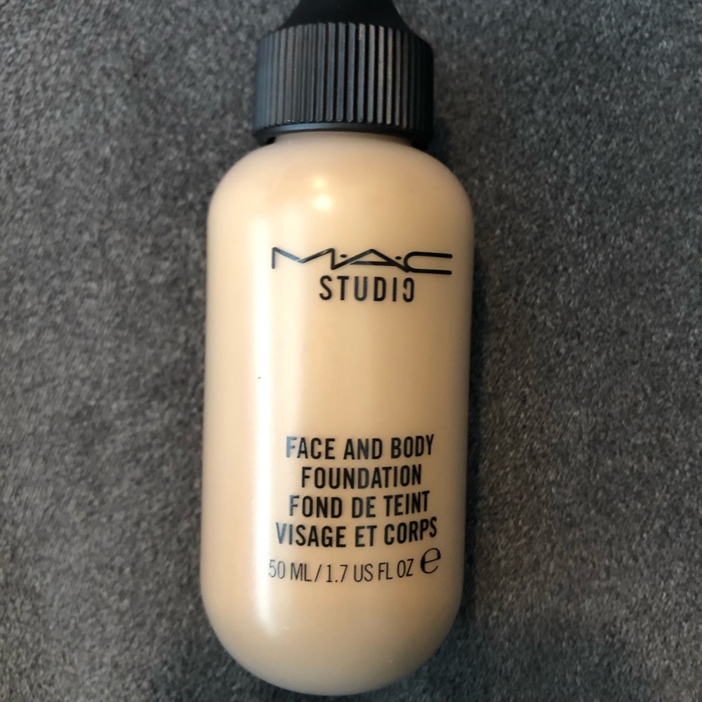 MAC New Face & Body Foundation C4